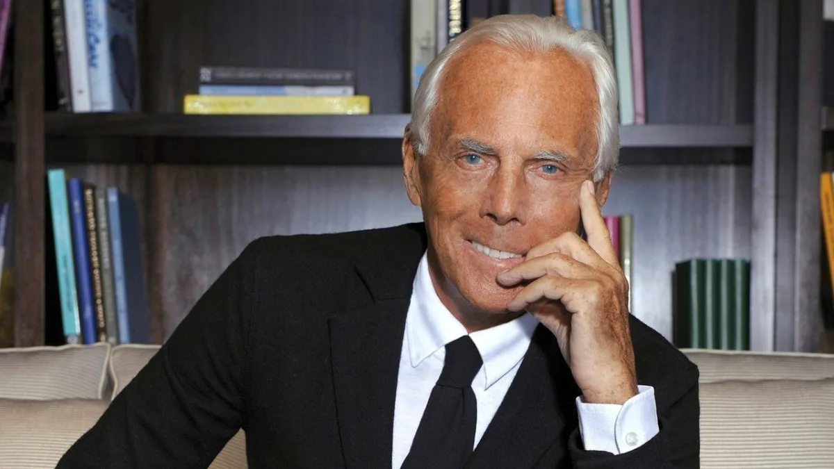 allece Giorgio Armani, el icónico diseñador italiano de 91 años.