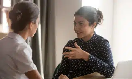 cómo expresar una opinión difícil, comunicación asertiva, desacuerdos en pareja, comunicación empática, resolver conflictos con amabilidad, cómo manejar diferencias de opinión