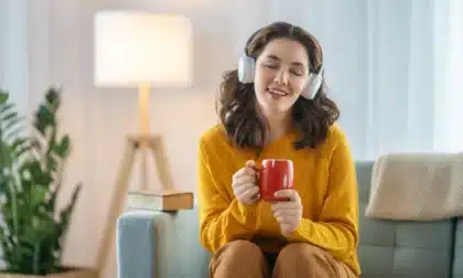 Escuchar música podría reducir hasta 39% el riesgo de demencia. Conoce lo que dice un nuevo estudio y cómo cuidar tu salud cerebral.