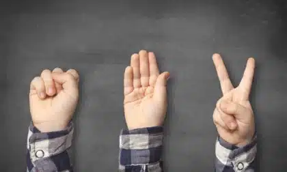 Un estudio explica por qué los humanos somos tan previsibles en piedra, papel o tijera y cómo puedes aprovecharlo para ganar más.