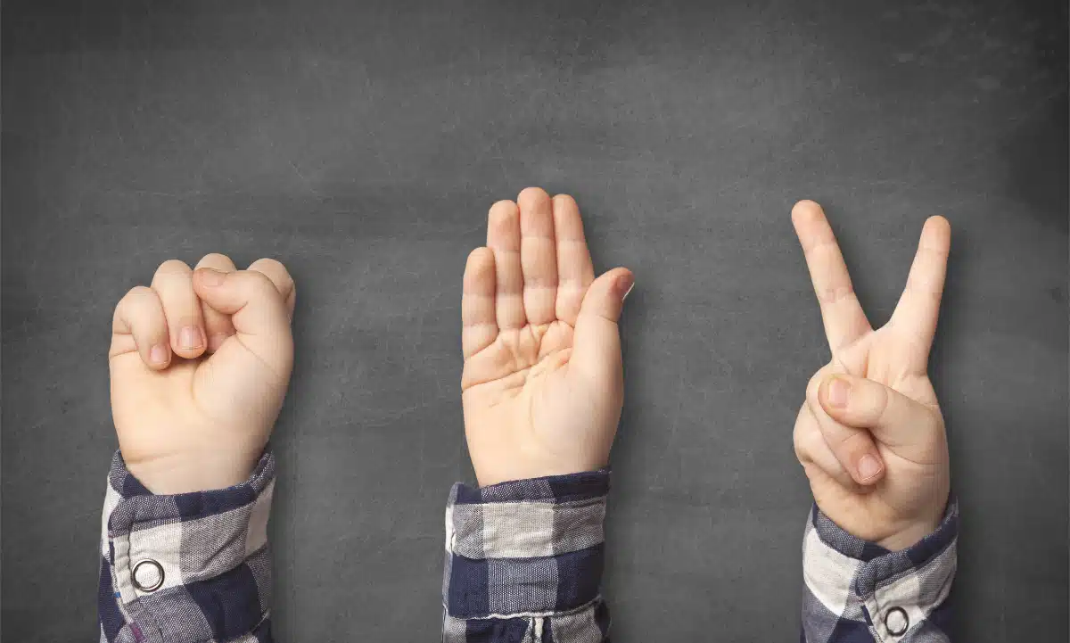 Un estudio explica por qué los humanos somos tan previsibles en piedra, papel o tijera y cómo puedes aprovecharlo para ganar más.