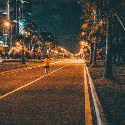 En conclusión, hacer ejercicio por la noche no necesariamente quita el sueño. Al contrario, si se hace con moderación y a una buena hora, puede favorecer el descanso.