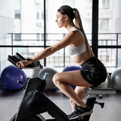 El ejercicio regular en bicicleta fija ayuda a regular el metabolismo, lo que favorece una mejor digestión y un aumento en la eficiencia del sistema digestivo.