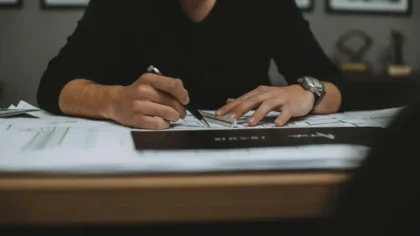 Aunque parece inofensivo, permanecer inmóvil por largos periodos tiene efectos negativos silenciosos que afectan la salud con el paso del tiempo.